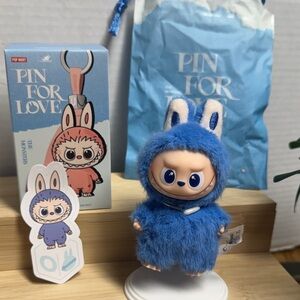 Pop mart pin for love the monsters O